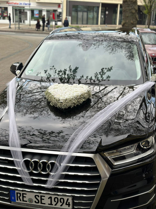 Autodekoration Herzform Weiße Rosen und Schleierkraut