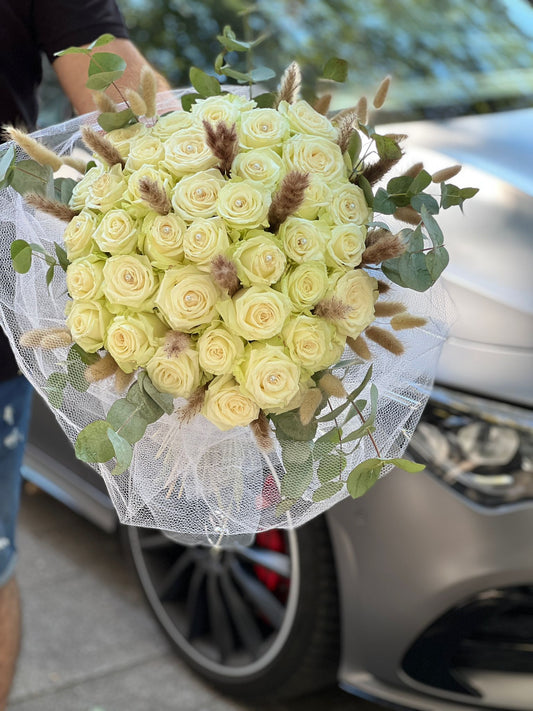 Weiße Rosen Eukalyptus Pampasgras Edel verpackt