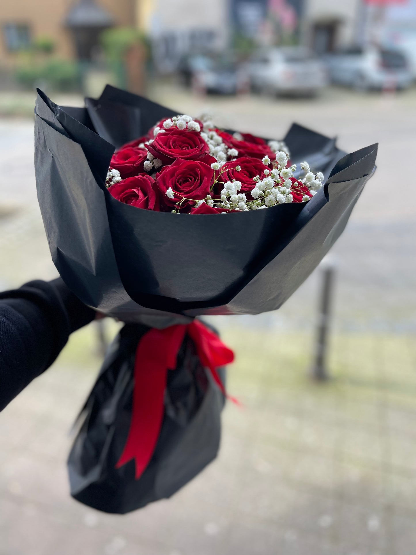 20 Rote Rosen mit Schleierkraut Edel verpackt