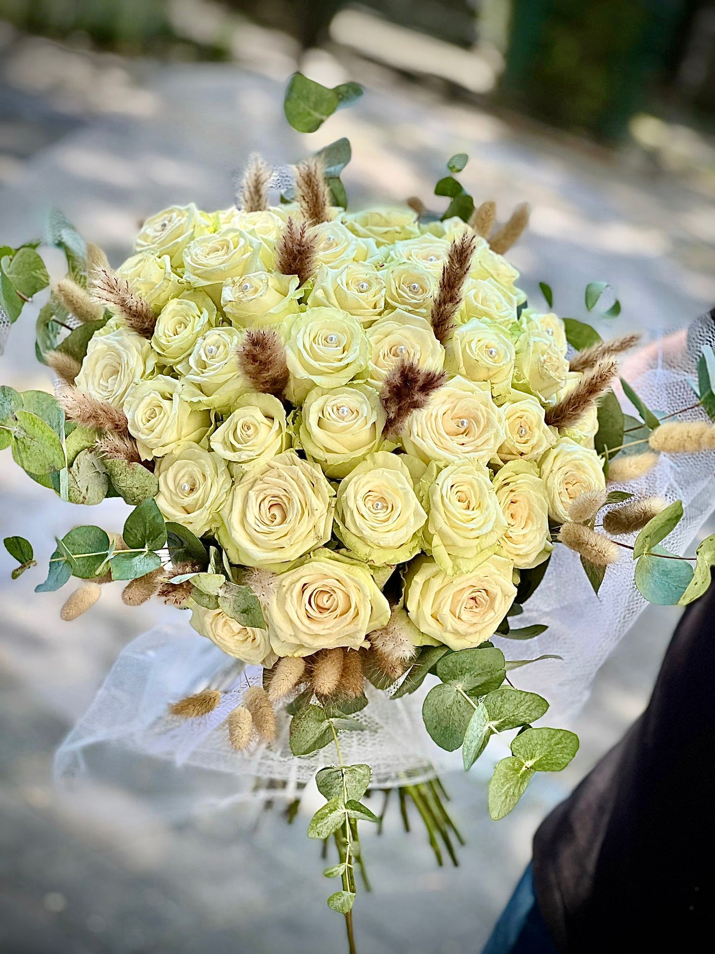 Weiße Rosen Eukalyptus Pampasgras Edel verpackt